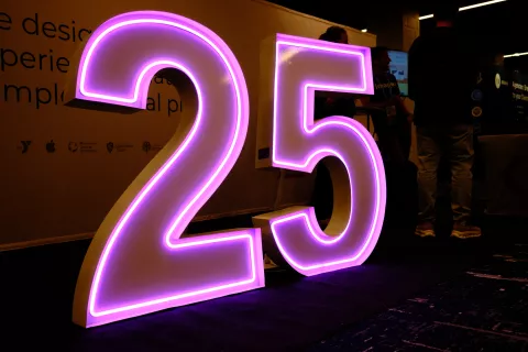 Nombre 25 en néon pour célébrer les 25 ans de Drupal
