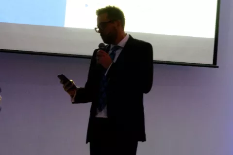 Dries durant la soirée de célébrations faisant un discours